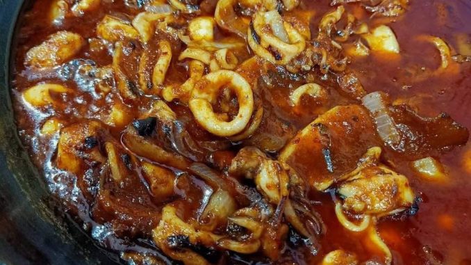 Sambal sotong garing pedas manis atas pinggan bersama nasi panas dan hirisan timun