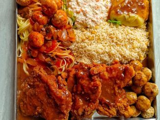 Talam western homemade lengkap dengan chicken chop, mashed potato, kuah dan spaghetti – hidangan penuh dalam dulang