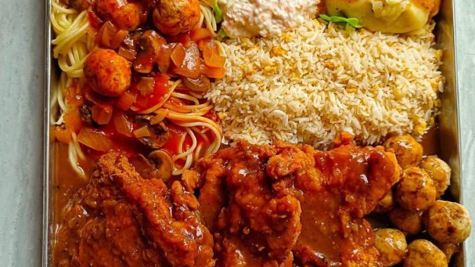 Talam western homemade lengkap dengan chicken chop, mashed potato, kuah dan spaghetti – hidangan penuh dalam dulang
