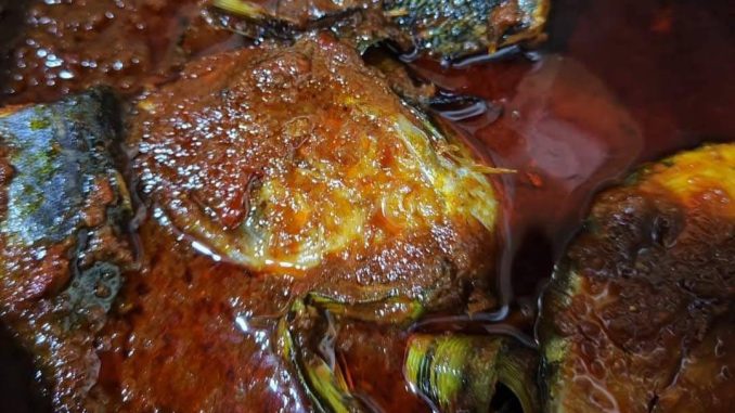 Nasi lemak kukus dengan sambal ikan aya pekat, dihidang bersama kangkung celur – resepi autentik Terengganu