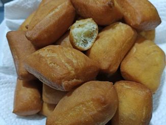 Cucur bantal gebu dan garing, disusun atas pinggan bersama kari ayam pekat – resepi petang yang mengenyangkan