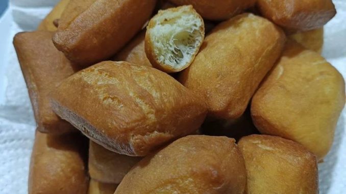 Cucur bantal gebu dan garing, disusun atas pinggan bersama kari ayam pekat – resepi petang yang mengenyangkan