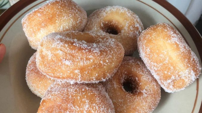 Donut gebu dan keemasan yang tidak serap minyak, disusun atas pinggan putih – sesuai untuk sarapan atau jualan