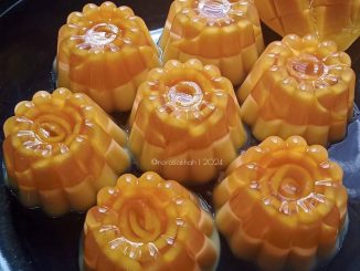 Puding cermin mangga dengan irisan buah disusun seperti bunga ros dalam lapisan agar-agar jernih