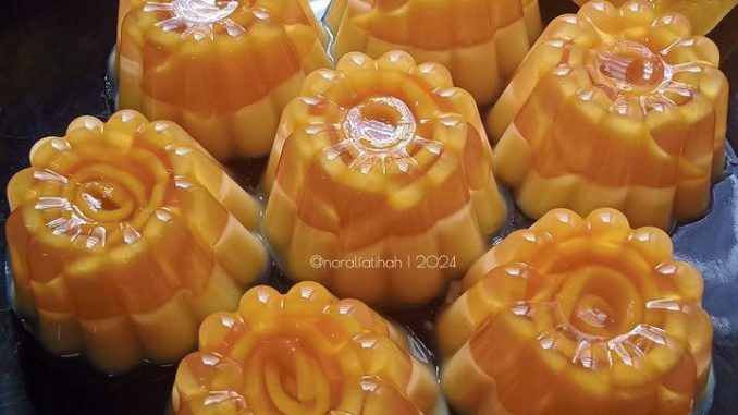 Puding cermin mangga dengan irisan buah disusun seperti bunga ros dalam lapisan agar-agar jernih