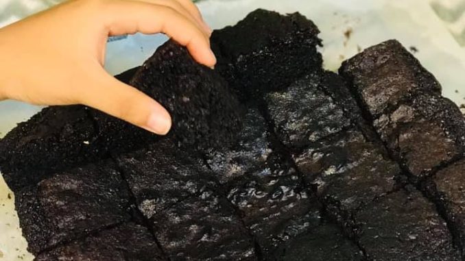 Brownies fudgy pekat dengan topping coklat, potongan empat segi, moist dan berkilat