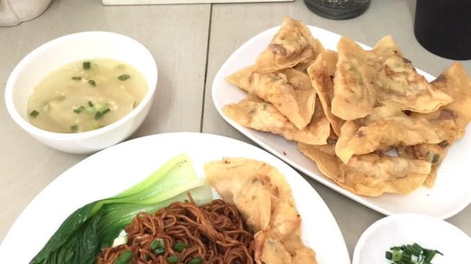 Mee wantan kicap dengan wantan goreng dan sup wantan panas siap untuk dihidang