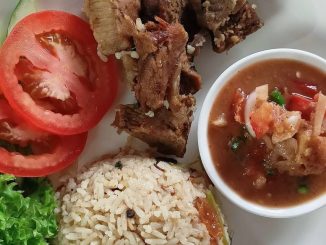 Nasi daging utara dengan hirisan daging empuk, air asam kerisik dalam mangkuk dan sup panas – siap untuk jamuan istimewa