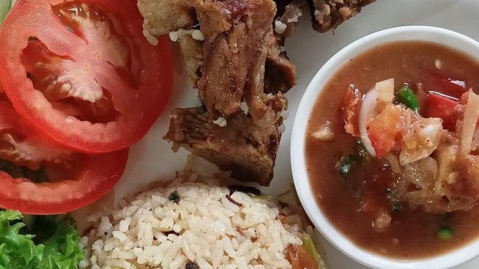 Nasi daging utara dengan hirisan daging empuk, air asam kerisik dalam mangkuk dan sup panas – siap untuk jamuan istimewa