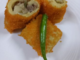 Risoles goreng berinti ayam dan kentang, disalut breadcrumb rangup – dihidang panas dengan cili hijau