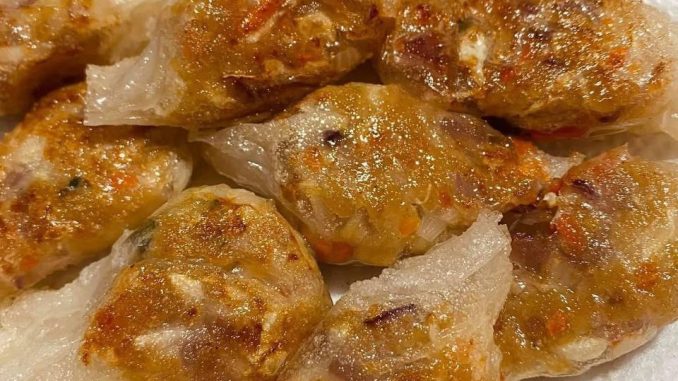 Alt text gambar: Rice paper dumpling dengan inti ayam dan sayur, digoreng garing