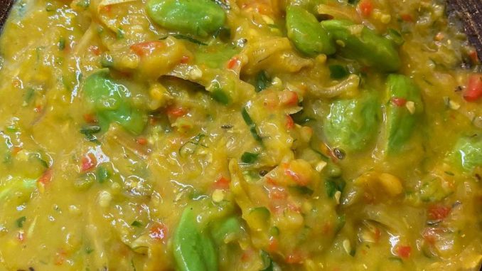 Tempoyak ikan bilis petai pekat berlemak dalam kuali