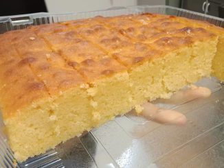 Kek sourcream butter lembut dan moist dipotong kiub dalam loyang