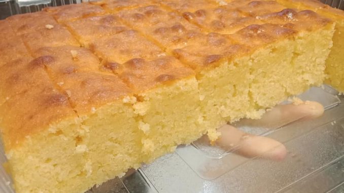 Kek sourcream butter lembut dan moist dipotong kiub dalam loyang