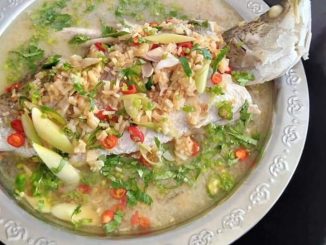 Ikan siakap stim ala Thai disiram kuah pedas masam bersama taburan daun ketumbar