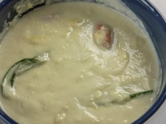 Kuah durian pekat berlemak dalam mangkuk bersama daun pandan, siap untuk dihidang dengan lempeng