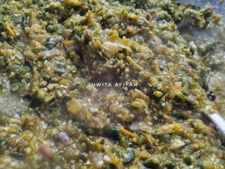 Sambal ijo padang hijau terang dalam mangkuk putih, dihias daun limau purut di atasnya