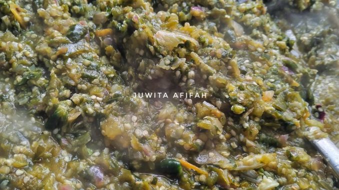 Sambal ijo padang hijau terang dalam mangkuk putih, dihias daun limau purut di atasnya