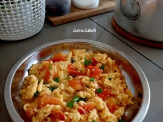 Hidangan telur masak tomato gaya Cina tanpa bawang, dengan daun bawang dan kuah berwarna merah