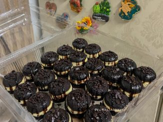 Kek coklat cheese kukus tiga lapis dalam acuan lompang, tekstur lembut dan leleh