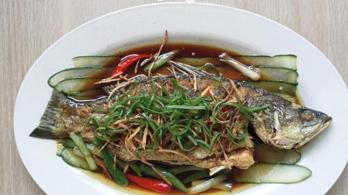 Ikan siakap goreng disiram kicap cair bersama halia rangup, timun dan daun bawang curly – ala masakan Cina Muslim