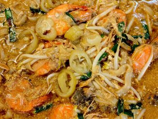 Pinggan char kuey teow berkuah dengan udang, taugeh dan telur – homemade style