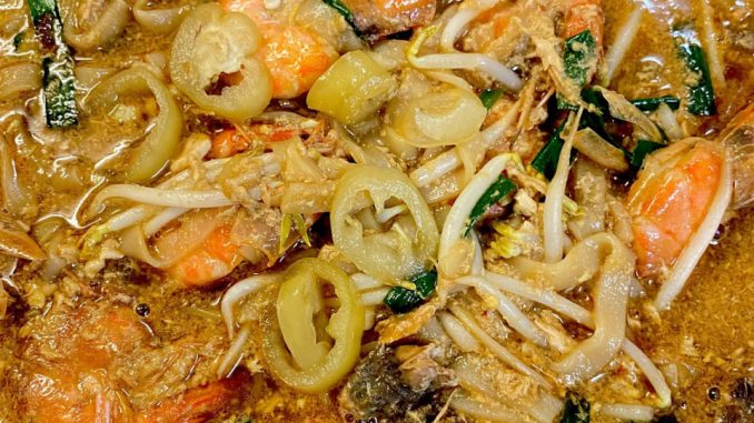 Pinggan char kuey teow berkuah dengan udang, taugeh dan telur – homemade style