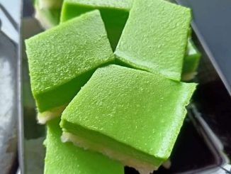 Kuih talam serimuka pandan hijau tebal dua lapis, atas lembut bawah pulut padat