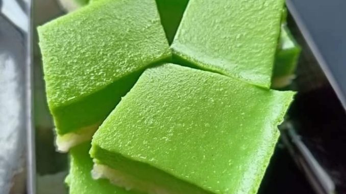 Kuih talam serimuka pandan hijau tebal dua lapis, atas lembut bawah pulut padat