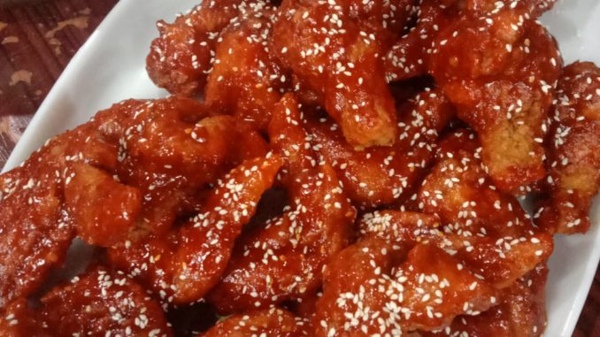 Korean Spicy Chicken homemade tanpa gochujang dengan sos berkilat dan taburan bijan