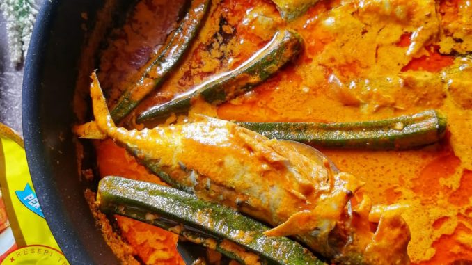 Gulai ikan temenung kuah pekat bersama bendi dan rempah tumis gaya Kuala Kedah