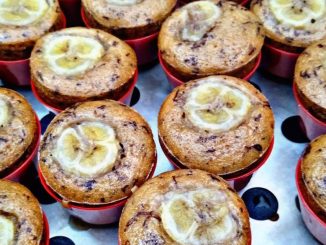 Apam pisang kukus gebu dalam acuan lompang dengan hirisan pisang di atas