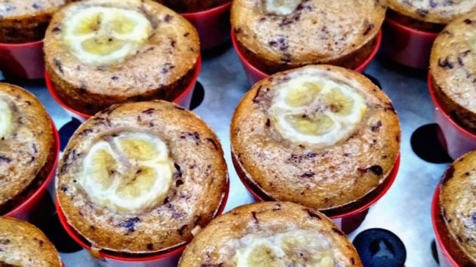 Apam pisang kukus gebu dalam acuan lompang dengan hirisan pisang di atas