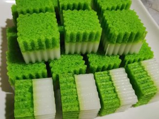 Puding lumut santan dua lapisan – hijau pandan dan putih santan dalam loyang