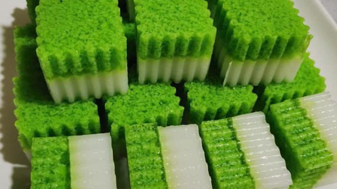 Puding lumut santan dua lapisan – hijau pandan dan putih santan dalam loyang