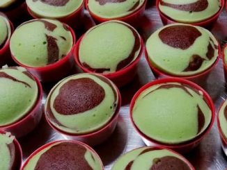 Apam pandan coklat gebu dalam acuan lompang – dua warna hijau dan coklat