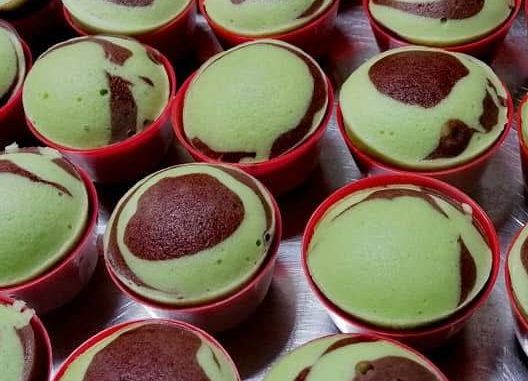 Apam pandan coklat gebu dalam acuan lompang – dua warna hijau dan coklat