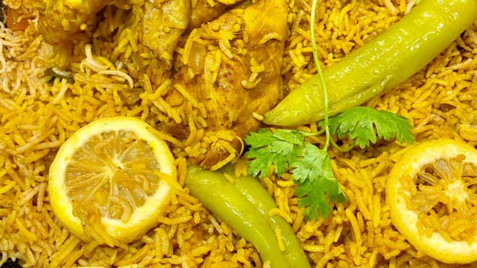 Nasi Arab Bukhari berderai dengan ayam perap bakar dan sup rempah