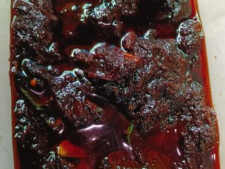 Daging dendeng hitam berempah wangi dengan daun limau dan kuah pekat