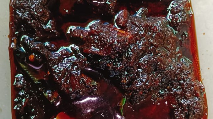 Daging dendeng hitam berempah wangi dengan daun limau dan kuah pekat