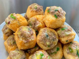 Tauhu bergedil padat dengan inti kentang dan daging, disiram sambal kicap berapi