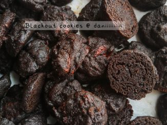Blackout cookies premium rangup dan rapuh dengan coklat gelap dan tekstur lembut