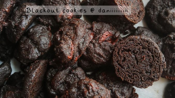 Blackout cookies premium rangup dan rapuh dengan coklat gelap dan tekstur lembut