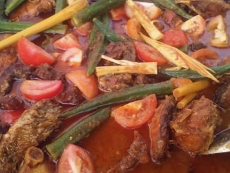 Asam Pedas Ikan Siakap Johor – kuah merah pekat berempah dengan daun kesum dan bunga kantan