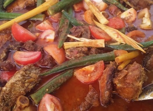 Asam Pedas Ikan Siakap Johor – kuah merah pekat berempah dengan daun kesum dan bunga kantan