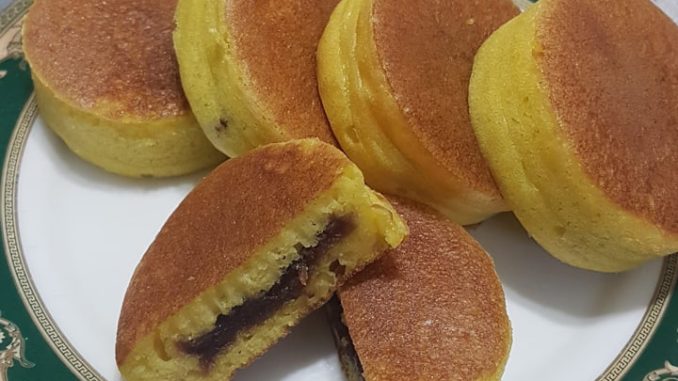Kuih apam Jepun inti kacang merah gebu dan manis dimasak atas kuali leper