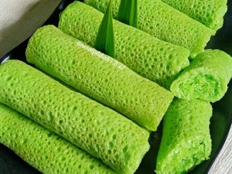 Kuih ketayap inti pandan bergulung kemas dengan kulit hijau berlubang halus dan inti kelapa manis