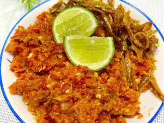 Sambal gesek goreng tanpa belacan dalam mangkuk, merah menyala dengan ikan bilis tumbuk