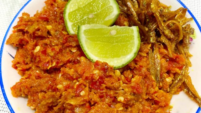 akakpesan Sambal gesek goreng tanpa belacan dalam mangkuk, merah menyala dengan ikan bilis tumbuk