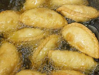 Karipap goreng dengan kulit berjerawat yang rangup, inti ayam daging sedap